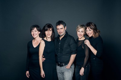 El director d’“E.V.A.”, Julio Manrique, amb les actrius de T de Teatre (foto: David Ruano).