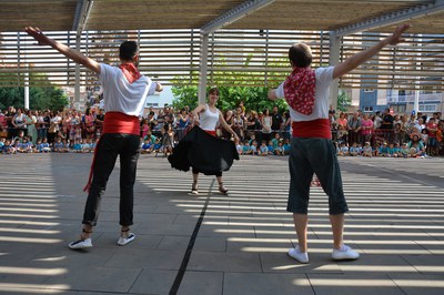 Monitors de l’Esbart Dansaire de Rubí, ballant 'Les Danses de Vilanova' (foto: Localpres)