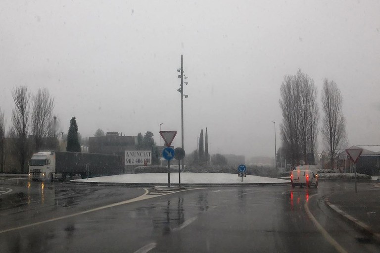 Aspecte de la rotonda de la C-1413 i la carretera de Terrassa