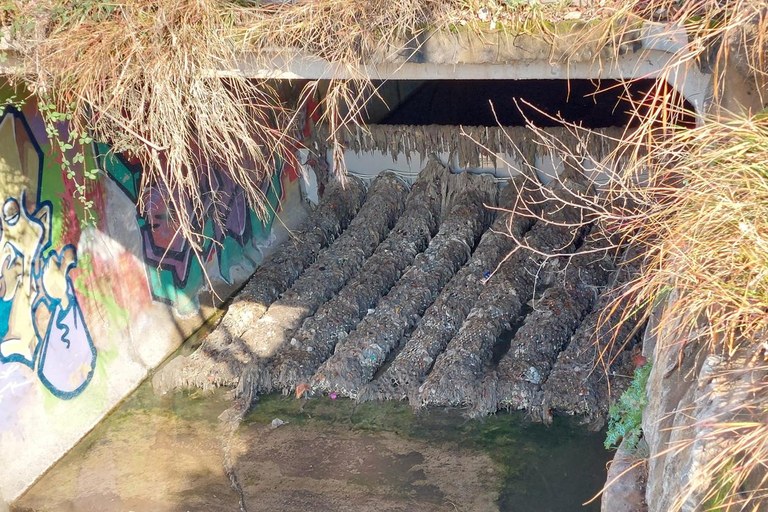 Cada malla pot arribar a retenir fins a 500 kg de sòlids a cada episodi de pluges intenses (foto: Agbar)