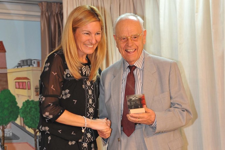 L'alcaldessa ha lliurat un reconeixement a Pere Padrós, un dels homenatjats (foto: Localpres)