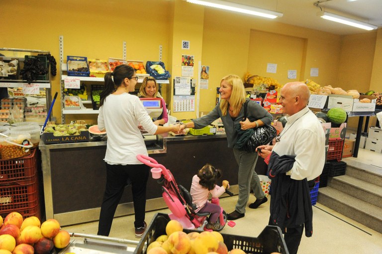 Ana María Martínez ha visitat diversos comerços durant la seva estada als barris de Ca n'Oriol, la Zona Nord, Can Rosés i El Pinar (foto: Localpres)