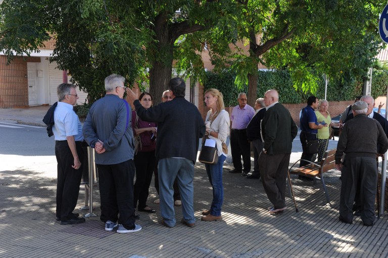 L'alcaldessa també ha conversat amb veïns de cada barri (foto: Localpres)