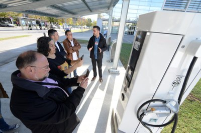 El dia abans del congrés, representants d'alguns dels municipis participants han visitat la fotolinera situada al Rubí+D (foto: Localpres)