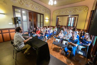 Un moment de la conferència de Jaume Ayats (foto: Ajuntament de Rubí - Localpres).