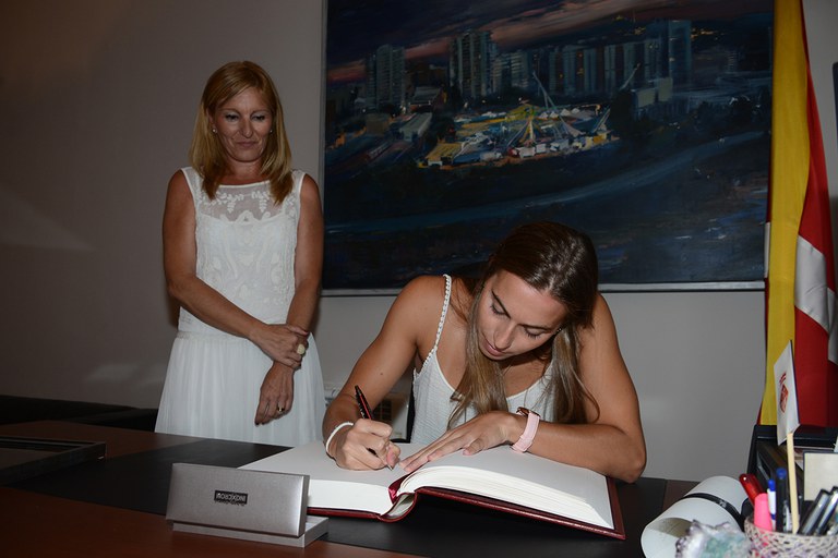 Bea Ortiz ha signat al llibre d'honor de l'Ajuntament (foto: Localpres)