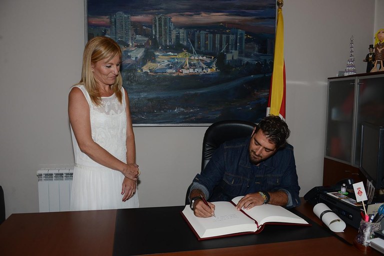 Orozco també ha signat al llibre d'honor del consistori (foto: Localpres)