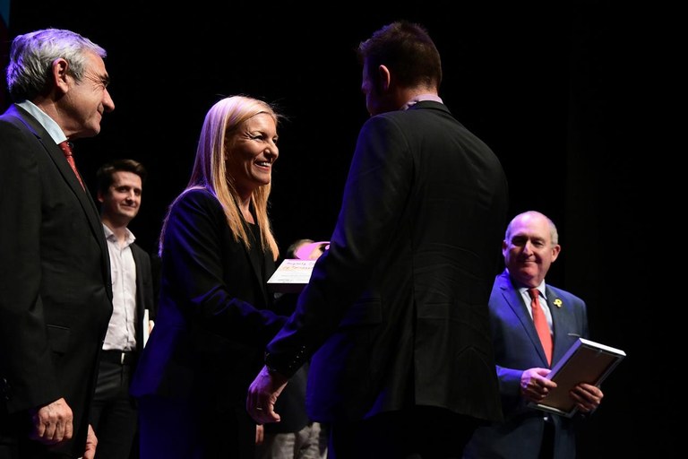 L'alcaldessa, Ana María Martínez, lliurant un dels guardons (foto: Localpres)