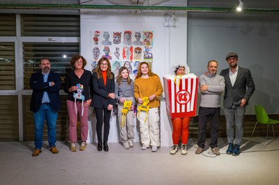 Les guanyadores, acompanyades  de  l’alcaldessa, els regidors d’Educació i de Promoció i Dinamització Cultural, i el director d'edRa (foto: Ajuntament de Rubí - Localpres).