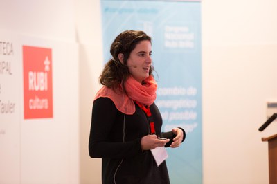 La tècnica del projecte Rubí Brilla, Irene Pérez, ha parlat sobre "Potencial autoconsum industrial (ICGC), fotolineres i autoconsum a Rubí" (foto: Localpres)