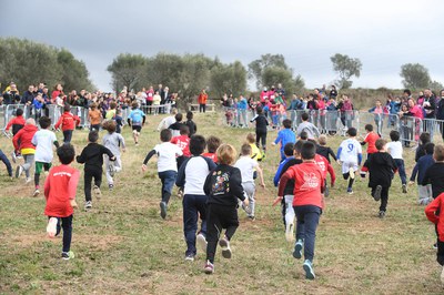 Infants competint a la 42a edició del Cros Escolar (foto: Ajuntament de Rubí – Localpres).