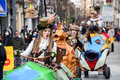 Les rues de Carnaval han comptat amb el color de diverses companyies artístiques (foto: Ajuntament de Rubí – Localpres).