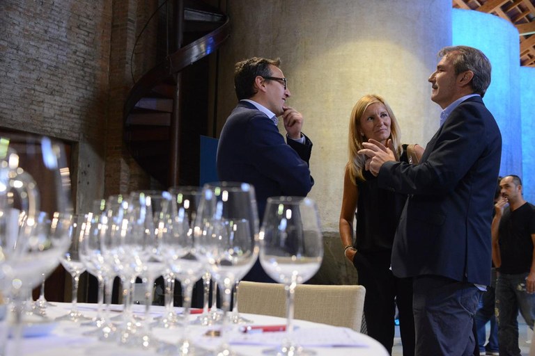 L'alcaldessa, Ana María Martínez, i el regidor de Desenvolupament Econòmic Local, Rafael Güeto, conversant amb el director dels Premis Vinari, Joan Nebot (foto: Localpres)