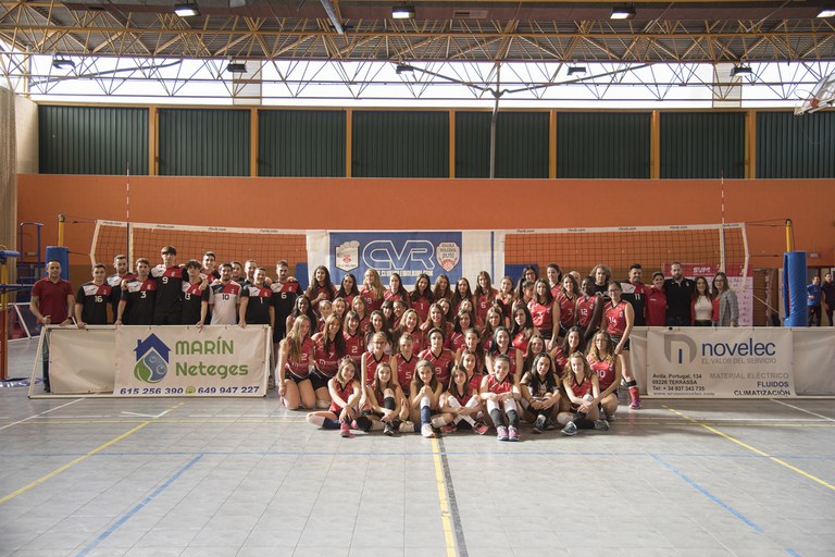 Foto de família del Club Voleibol Rubí (foto: Ajuntament – Efrén Montoya)