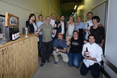 Autoritats, restauradors i elaboradors de la cervesa han brindat amb la nova "Golden Ale Cuina Vallès" (foto: Localpres)