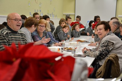 Intercanvi de nadales entre el Consell Consultiu de la Gent Gran i els infants de l’Escola Balmes