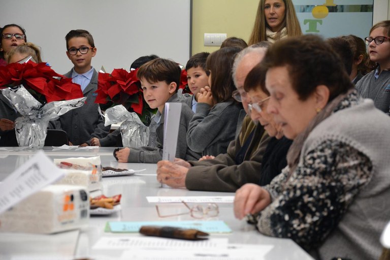Intercanvi de nadales entre el Consell Consultiu de la Gent Gran i els infants de l’Escola Balmes