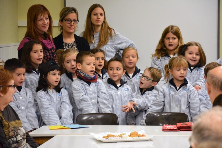 La regidora Marta García ha acompanyat els infants i avis