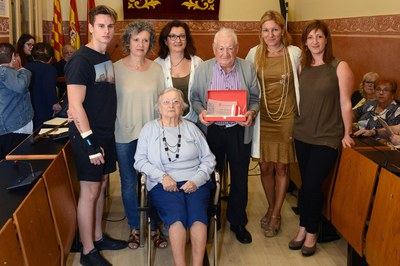 El Miquel Galofré acompanyat de la seva família, amb l'alcaldessa i la regidora (foto: Localpres)