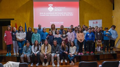 L’alcaldessa i el regidor d’Educació amb els i les membres del Consell dels Infants i Adolescents (foto: Ajuntament de Rubí – Localpres).