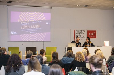 Durant l'acte s'ha presentat la guia "Encarem el suïcidi juvenil" (foto: Ajuntament – Lali Puig)