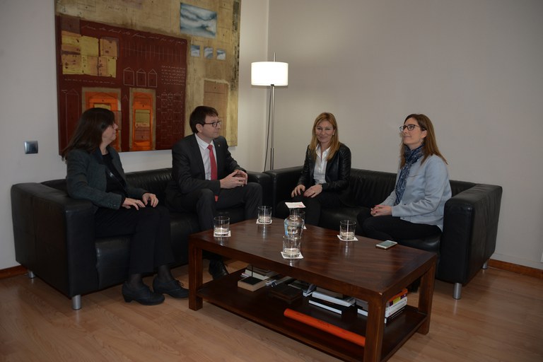 Durant la seva visita a la ciutat, el conseller ha mantingut una reunió de treball amb l'alcaldessa i la regidora (foto: Localpres)