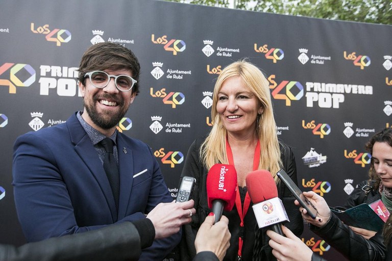 El regidor de Cultura i l'alcaldessa, al backstage del festival (foto: Ajuntament de Rubí - Lali Puig)