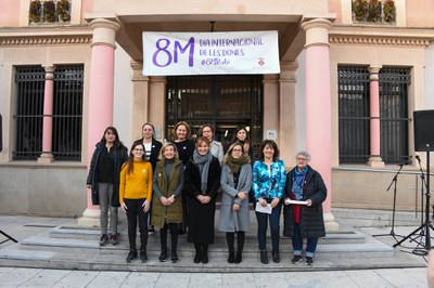 Les dones que han llegit el manifest amb l’alcaldessa i la regidora d’Igualtat (foto: Ajuntament de Rubí – Localpres).