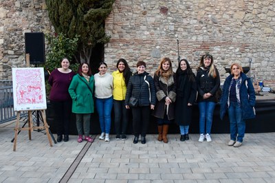 Les dones que han llegit el manifest amb l’alcaldessai la regidora d’Igualtat (foto: Ajuntament de Rubí – Localpres).