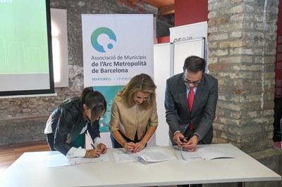 La ministra, la presidenta de l'Arc Metropolità i el secretari d’Habitatge i Inclusió Social de la Generalitat, signant el protocol (foto: Ajuntament de Rubí – Localpres)