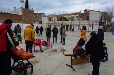 L'alcaldessa i els regidors de Serveis a les Persones i Educació han visitat el pati (foto: Localpres)