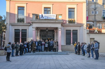 Just abans d’arrencar la sessió plenària, s’ha fet un minut de silenci per rebutjar les violències masclistes (foto: Ajuntament de Rubí – Localpres)