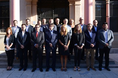 El president amb els regidors a les portes de l'Ajuntament de Rubí (foto: Localpres)