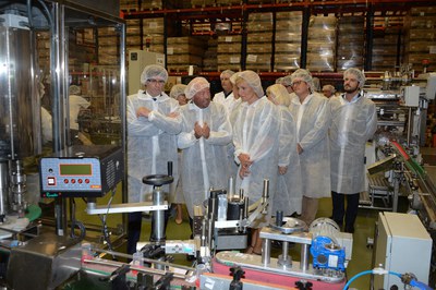 La comitiva ha visitat la planta de producció de Deltalab (foto: Localpres)