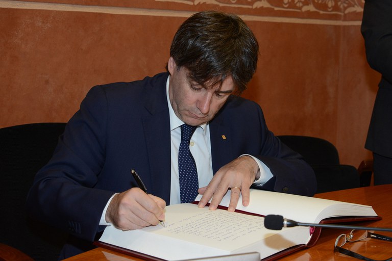 Puigdemont signant el llibre d'honor de la ciutat (foto: Localpres)
