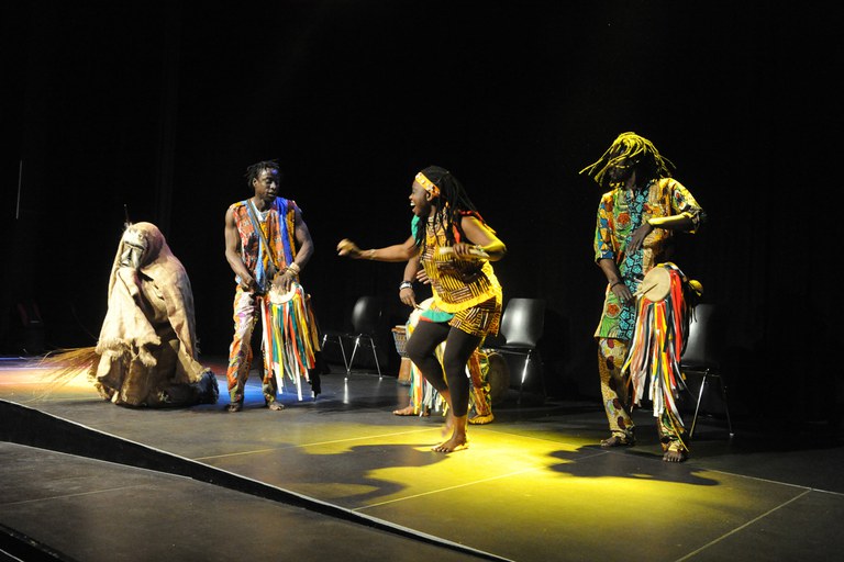 Un cop lliurats els guardons, ha tingut lloc l’actuació del grup africà Djilandiang, seguit d’un vermut (foto: Localpres)