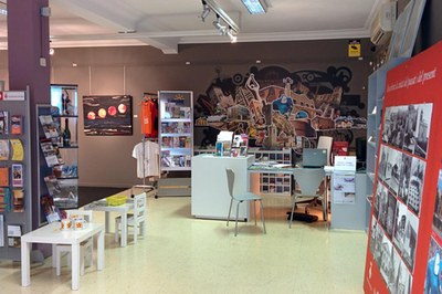 El Punt d'Informació està situat a l'edifici de l'Antiga Estació.