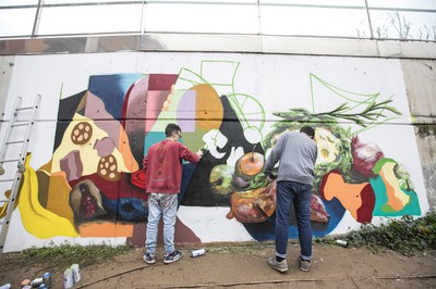 El concurs de grafits de la campanya Excuses o separes s'ha iniciat a Rubí amb els artistes locals Navy Muluk i Javi Mar (foto: Lali Puig)