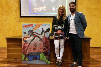 L’alcaldessa i el regidor de Cultura, amb el cartell del RRandom 2018 (foto: Localpres).