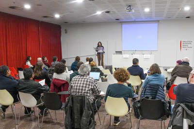 La regidora Ànnia García Moreno, durant la presentació de la primera trobada del cicle “Parlem d’habitatge!” (foto: Ajuntament de Rubí – Localpres).