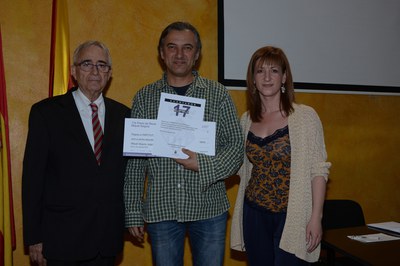El director de l'INS J.V. Foix, Joan Arjona, ha recollit el premi en nom del centre guanyador d'aquesta edició (foto: Localpres)