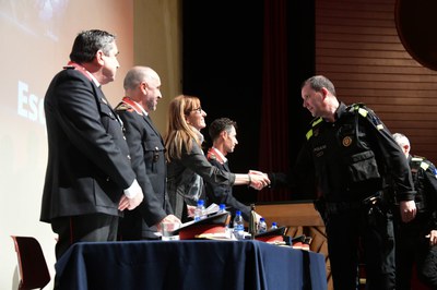 Els agents locals en el moment de rebre la distinció  (foto: Ajuntament de Rubí - Localpres).