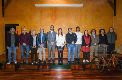 Autoritats i ponents participants a la 8a Trobada d’Ajuntaments de la Xarxa Mai Més (foto: Ajuntament de Rubí – Localpres).