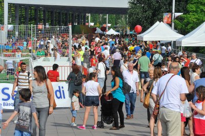 La rambla del Ferrocarril ha acollit una 17a edició de la Fira del Joc i de l’Esport al Carrer molt participativa (foto: Localpres).