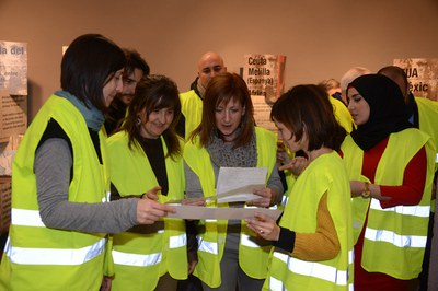 Durant la inauguració, els assistents han participat en una dinàmica per endinsar-se a la mostra (foto: Localpres)