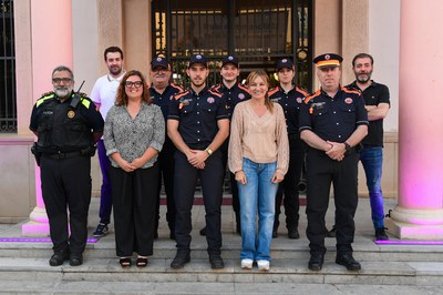 Els nous voluntaris s'han fet una foto de família amb l'alcaldessa i la regidora en funcions (foto: Ajuntament de Rubí - Localpres).