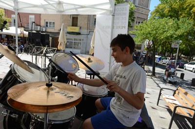 Un nen toca la bateria a la plaça de Catalunya (foto: Localpres)