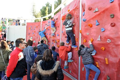 Els nens i nenes han pogut gaudir del rocòdrom durant la inauguració (foto: Localpres)