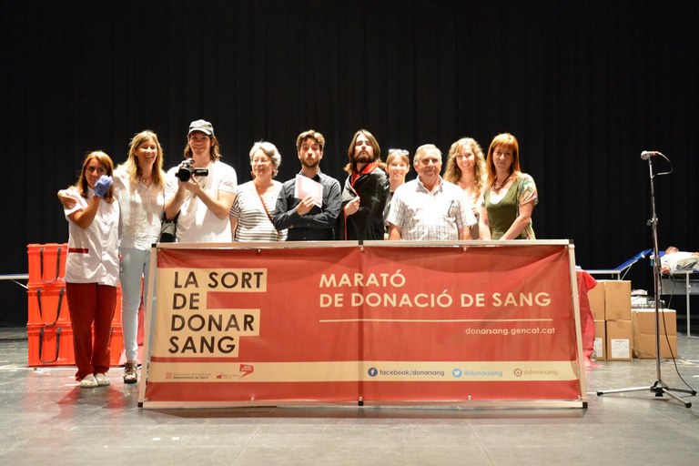 La regidora, amb els responsables del Banc de Sang i els animadors de la jornada