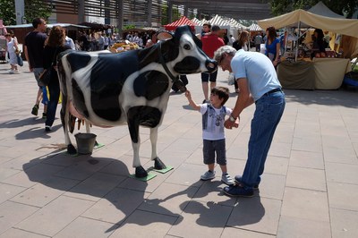 Els nens han pogut munyir una vaca fictícia (foto: Localpres)